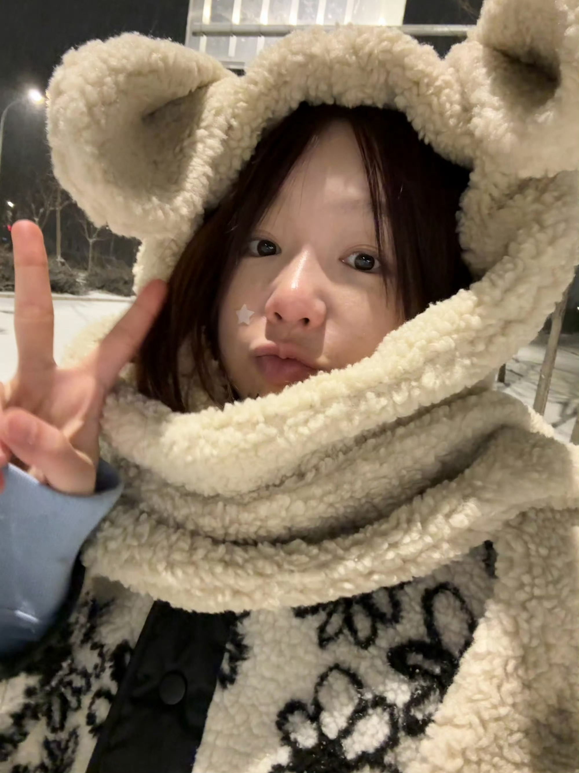 徐梦洁初雪来啦是不是超开心，小彩虹穿暖和点，鼻子都冻红啦！！！ 