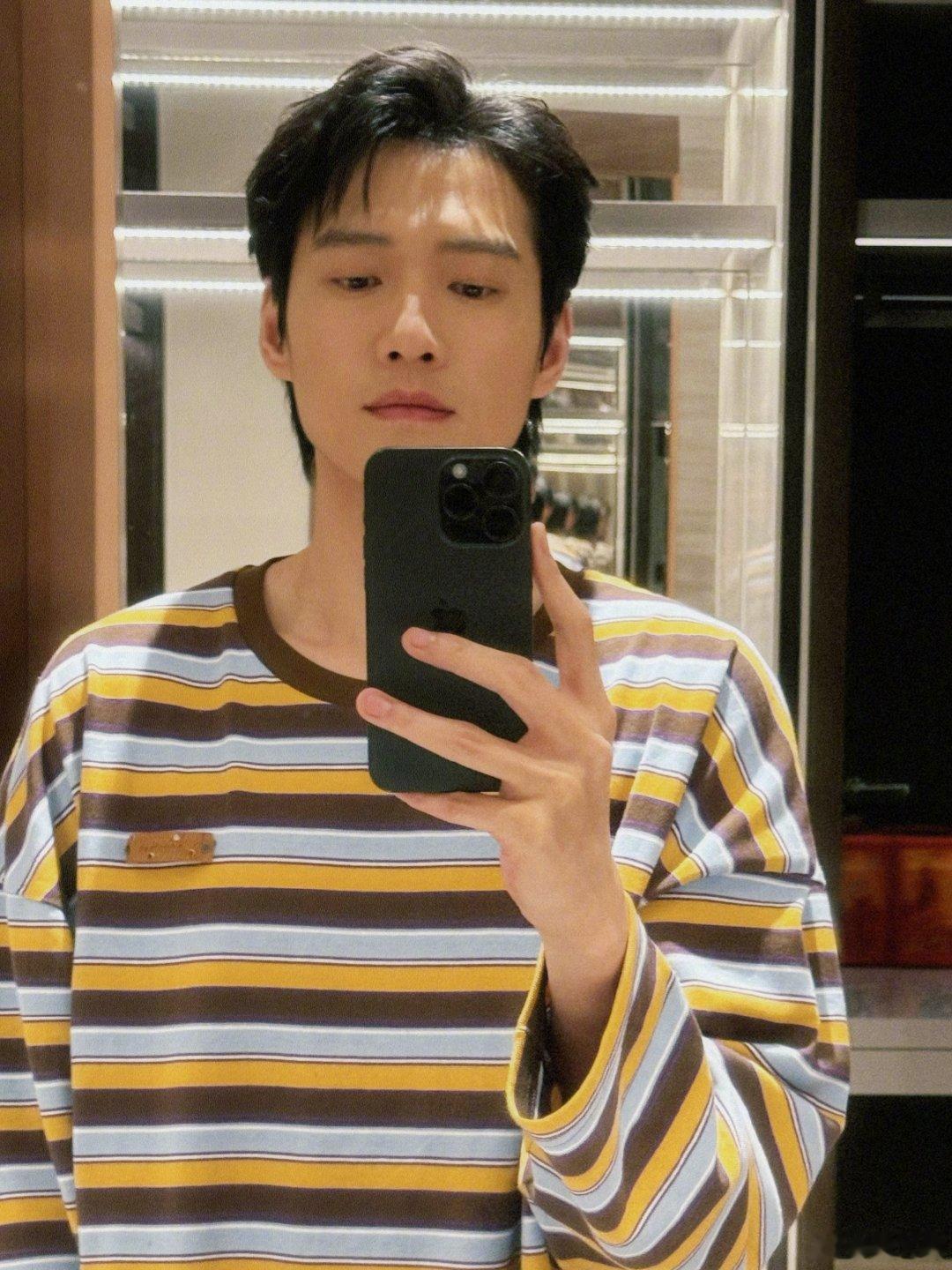 魏大勋｜对镜自拍，满满少年感的秋日男友 ​​​