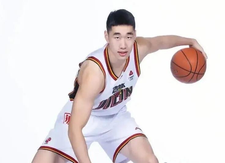 杨鹏飞赴粤试训，内线新星寻求新机遇
 
曾经效力于吉林男篮的内线球员杨鹏飞，近期