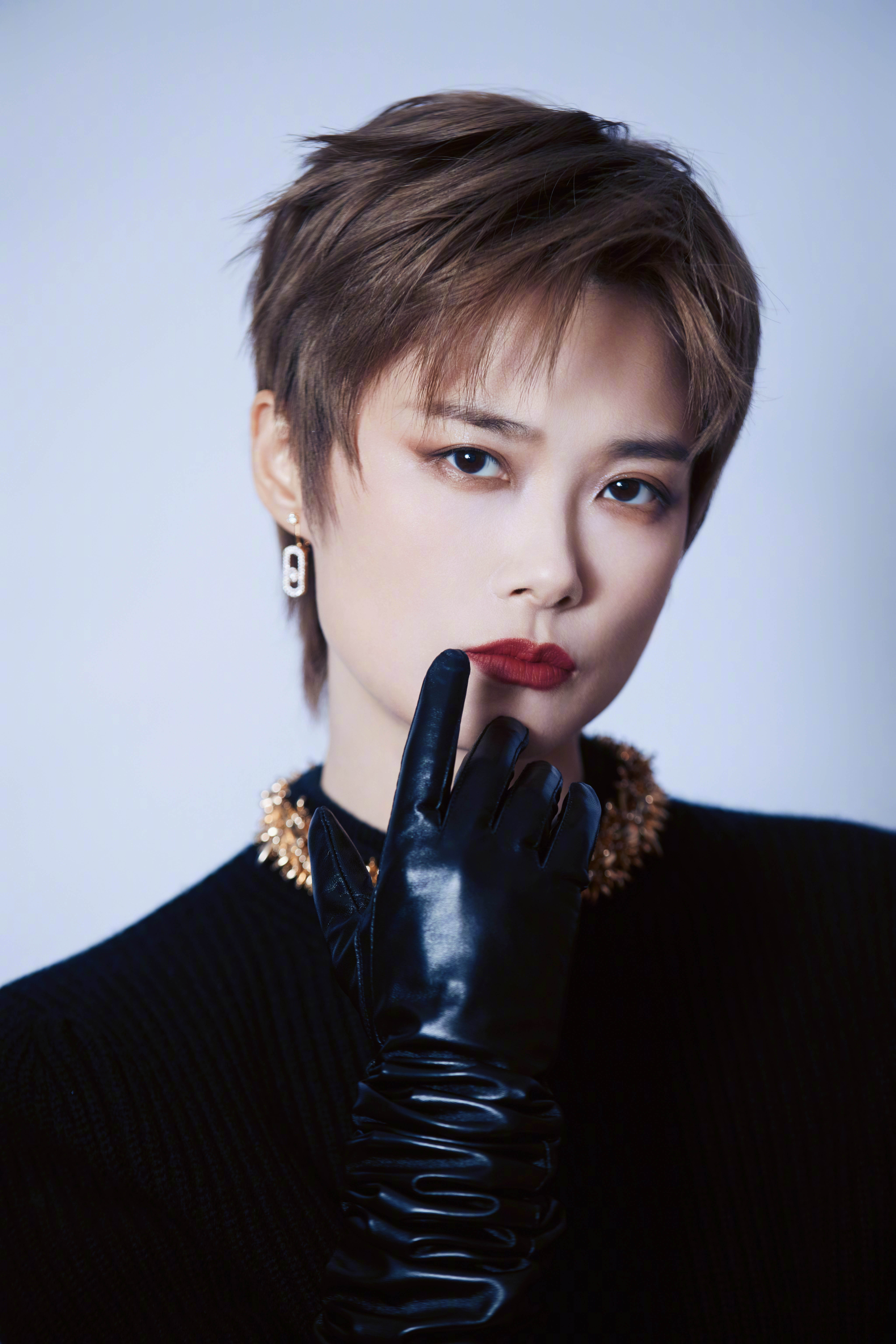 李宇春｜2026湾区升明月 李宇春身着BALMAIN 2026秋冬系列裙装亮相，