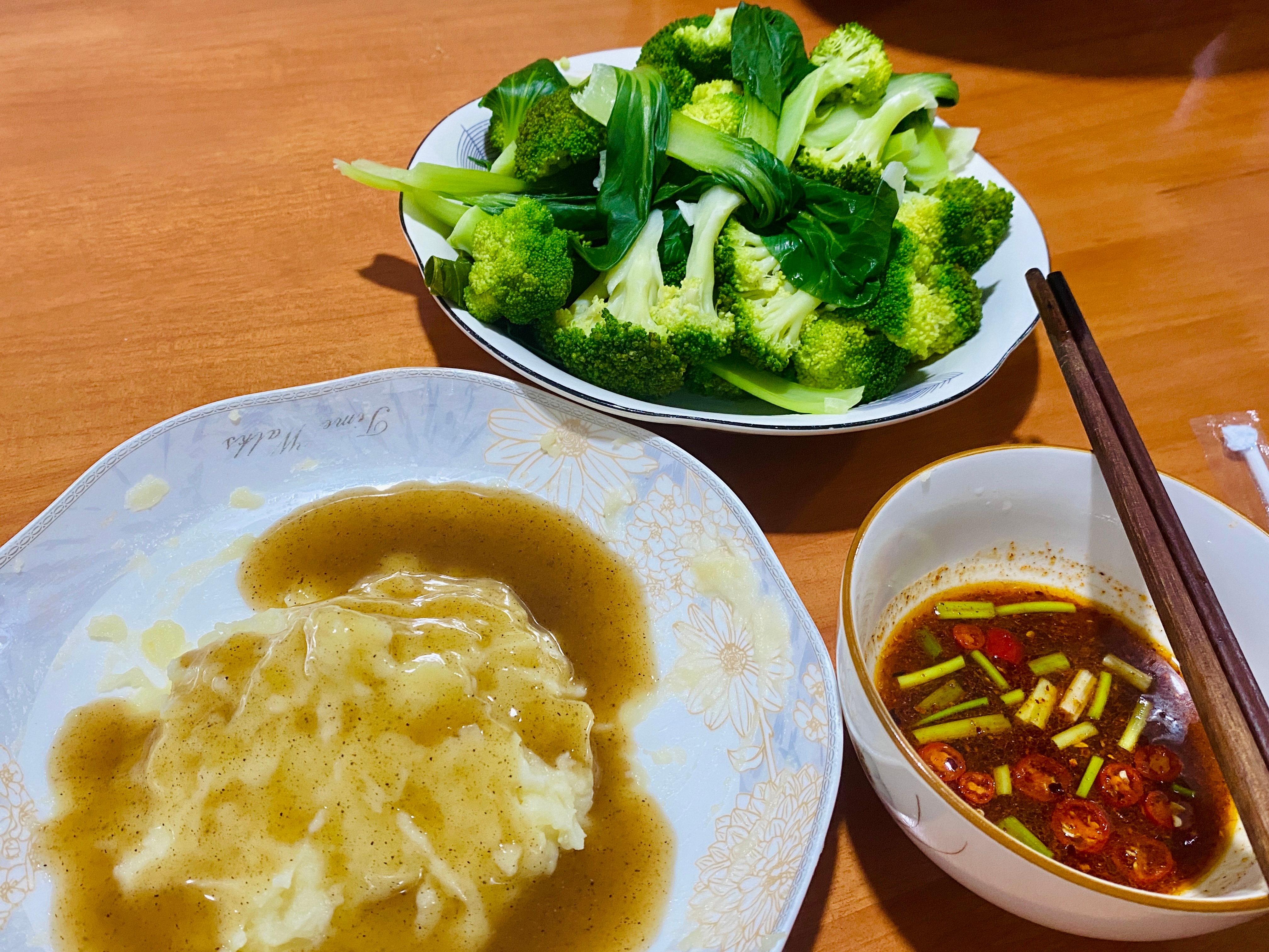 不知道吃啥了  那就土豆泥+青菜吧～ 