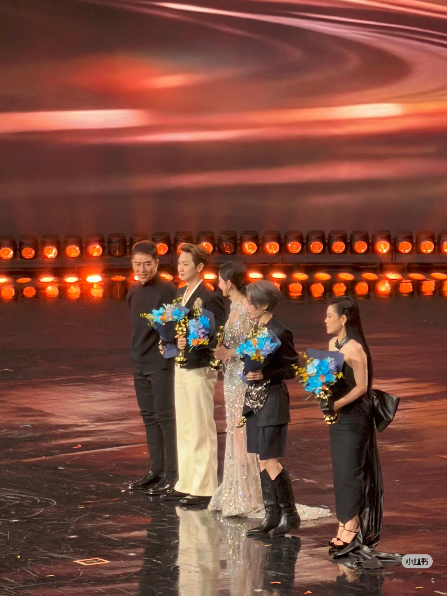 大麦总裁摔倒瞬间被拍下来了微博之夜