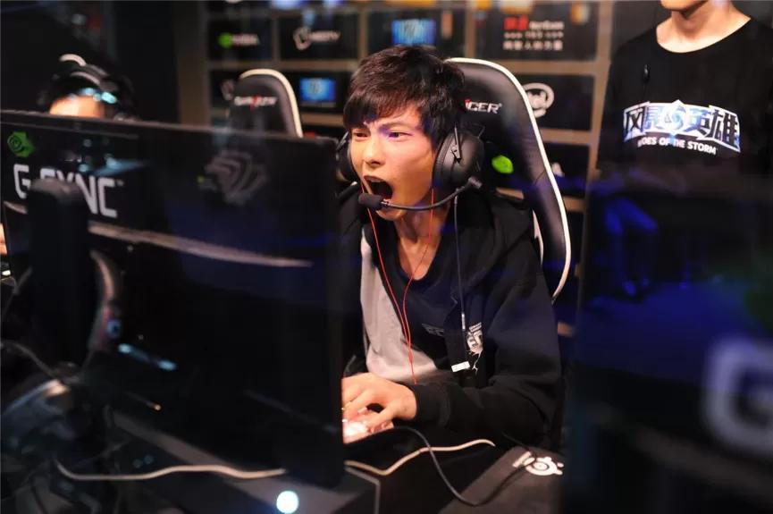 这对电竞“怨种兄弟”彻底杀疯了！钎城直播公然玩梗Gemini打呼，反手就被威胁“