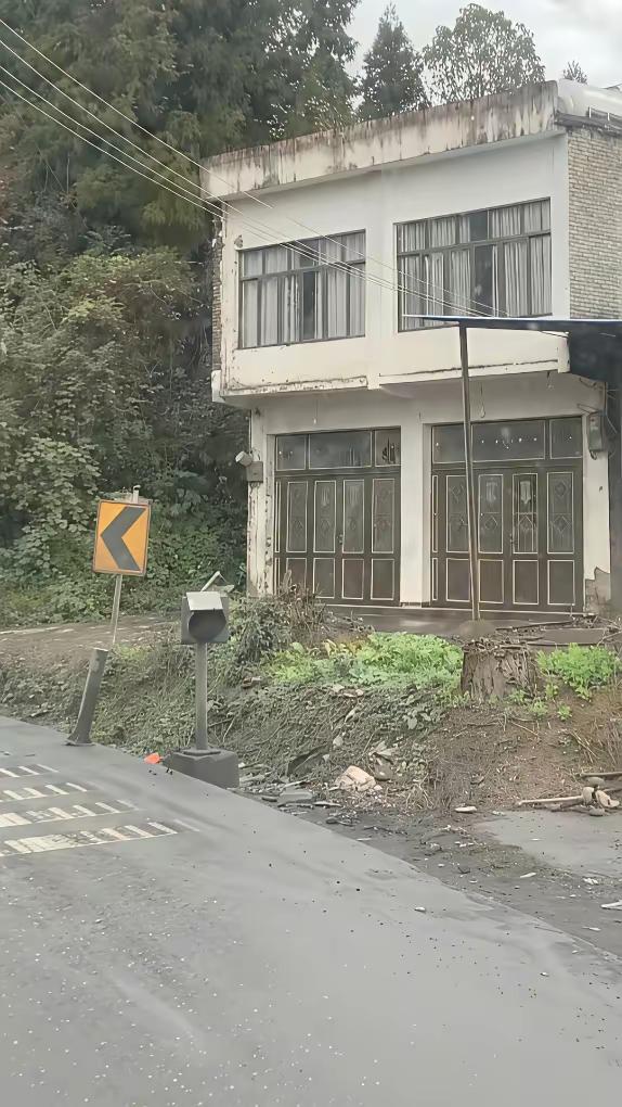 表哥十年前花30万在农村建房，可一年就过年回来住几天，平时房子孤零零的，看着怪荒