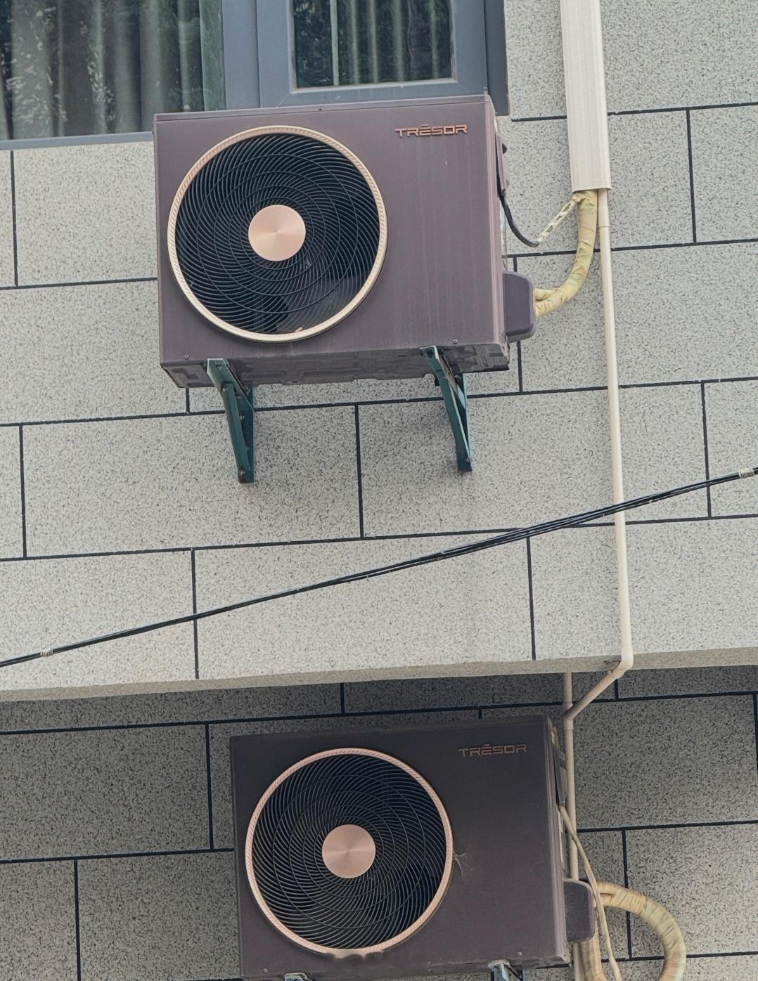 海信这个空调外机是棕色的，跟卡萨帝黑色外机都很有个性 ​​​