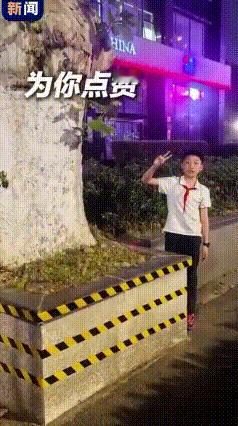 夜幕下的红领巾格外鲜艳！
小学生为绿化带石墩贴上反光条，赢得全网为之称赞！

一