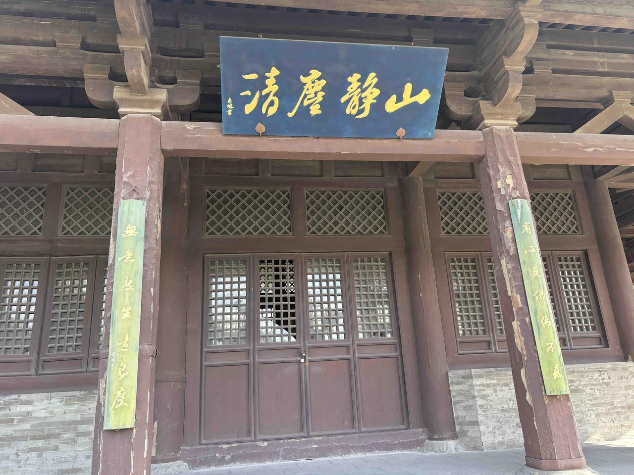 教育系统真热闹！刚开学两天，已有两件事冲上热搜：
先是一个医院的纪委书记，在家长