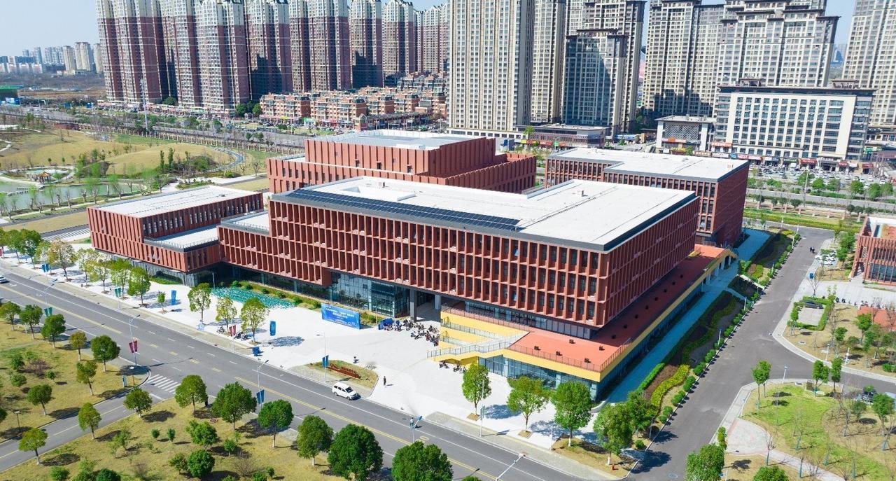 江西师范大学超话安徽理工大学八十周年校庆
红楼下，浪潮边，腾龙彩带，熠熠生辉
树