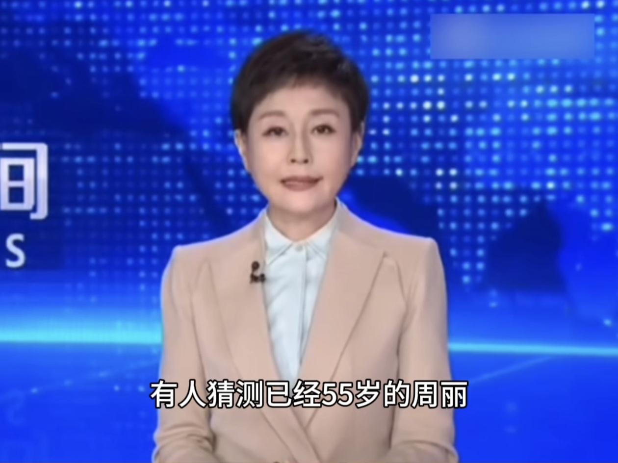 央视《新闻直播间》的老牌主播周丽，前两天在播报新闻时，握笔的右手不知什么原因不停