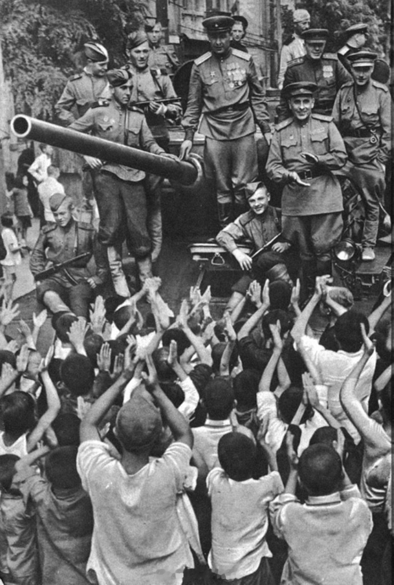 1945年，大连市的居民迎接苏联第六近卫坦克军第七机械化军。摄影：Alexand