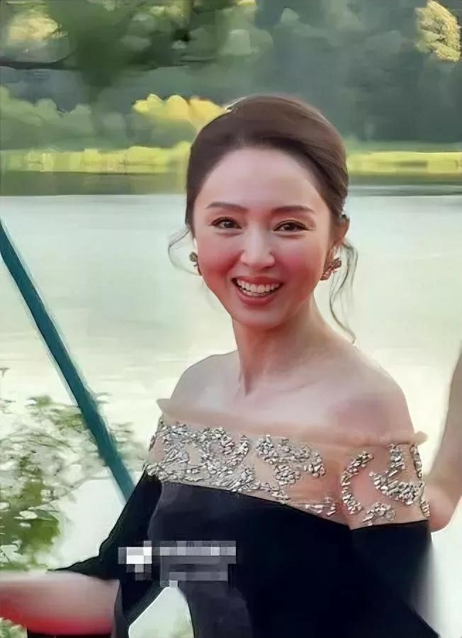 董璇再婚的规矩，有点“反着来”。

婚前跟小9岁老公张维伊约好：不生二胎、钱各管