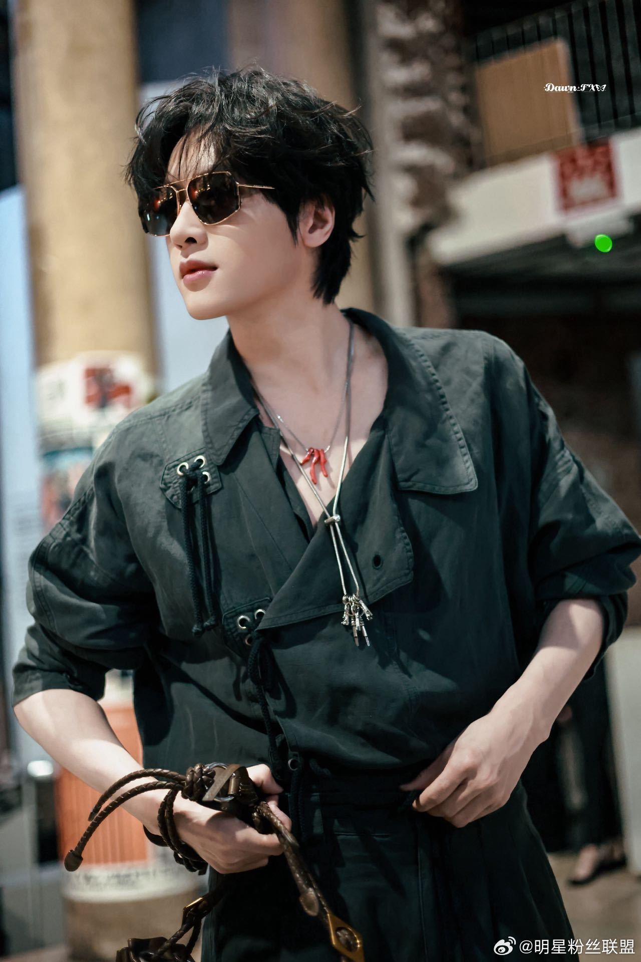 偶遇展轩逛卢浮宫 卢浮宫大型偶遇现场！展轩结束工作回国前打卡巴黎卢浮宫被偶遇，精