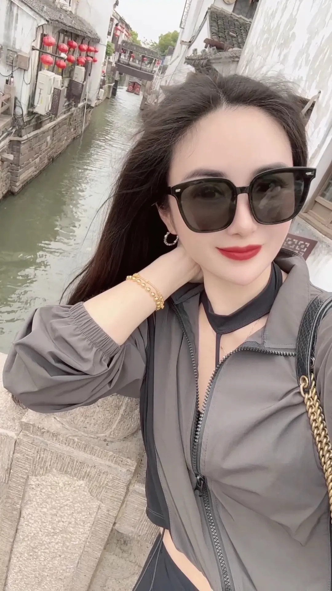 一朝入姑苏 满眼是江南 总要来趟苏州吧 吹吹山塘街的晚风 走走平江路 ...