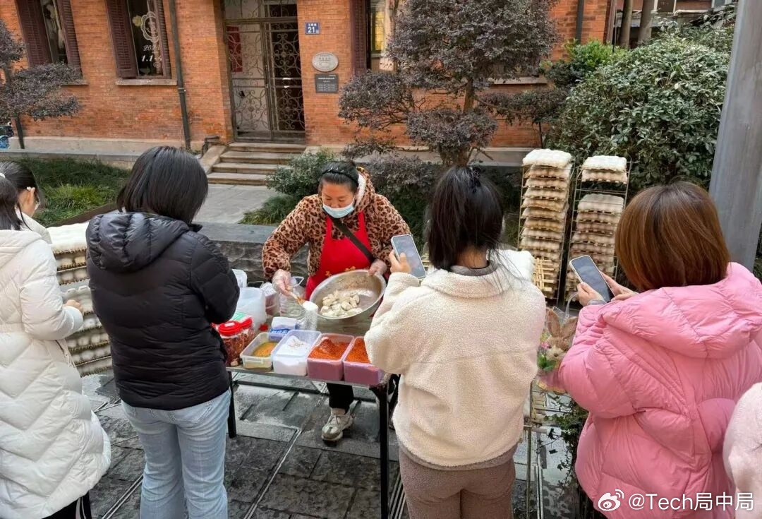 卖霉豆腐已经有人实操上了网上爆火的卖霉豆腐梗，已经从线上玩梗走到线下。不少地方出