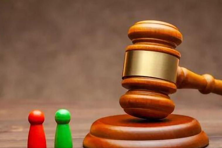 去年看到一个劳动仲裁的纠纷：
一名美女大学毕业以后参加工作，
由于平时比较松懈，