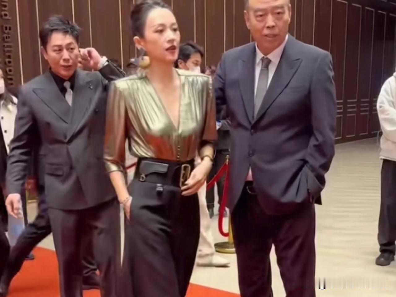 北京电影节狠狠的给章子怡和张颂文上了一课！
几张照片把娱乐圈的捧高踩低表现的淋漓