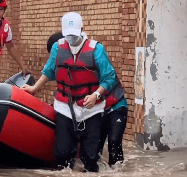 以前只觉得他是顶流，直到看见他念出“少年中国说”时眼里的火。
央视镜头怼到脸上。