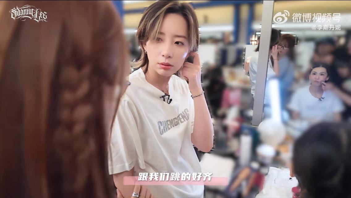 李斯丹妮的vlog出了，接近30分钟，我们小碗面合体的一瞬，暖心的孟佳“夸她，她