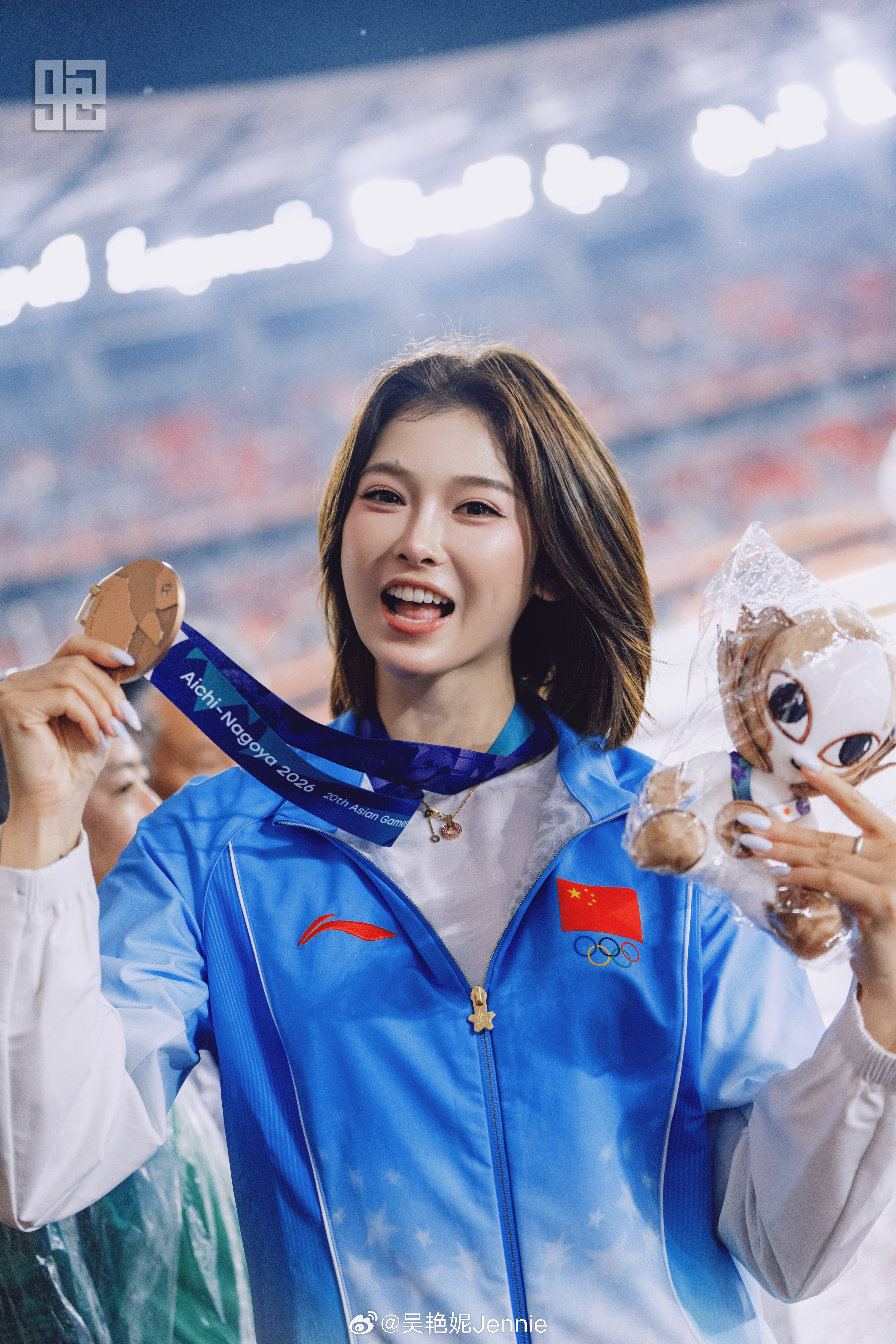 你以为那么多的挫折足够磨平她的骄傲与志气但仔细看她的眼睛你就知道她依旧意气风发一