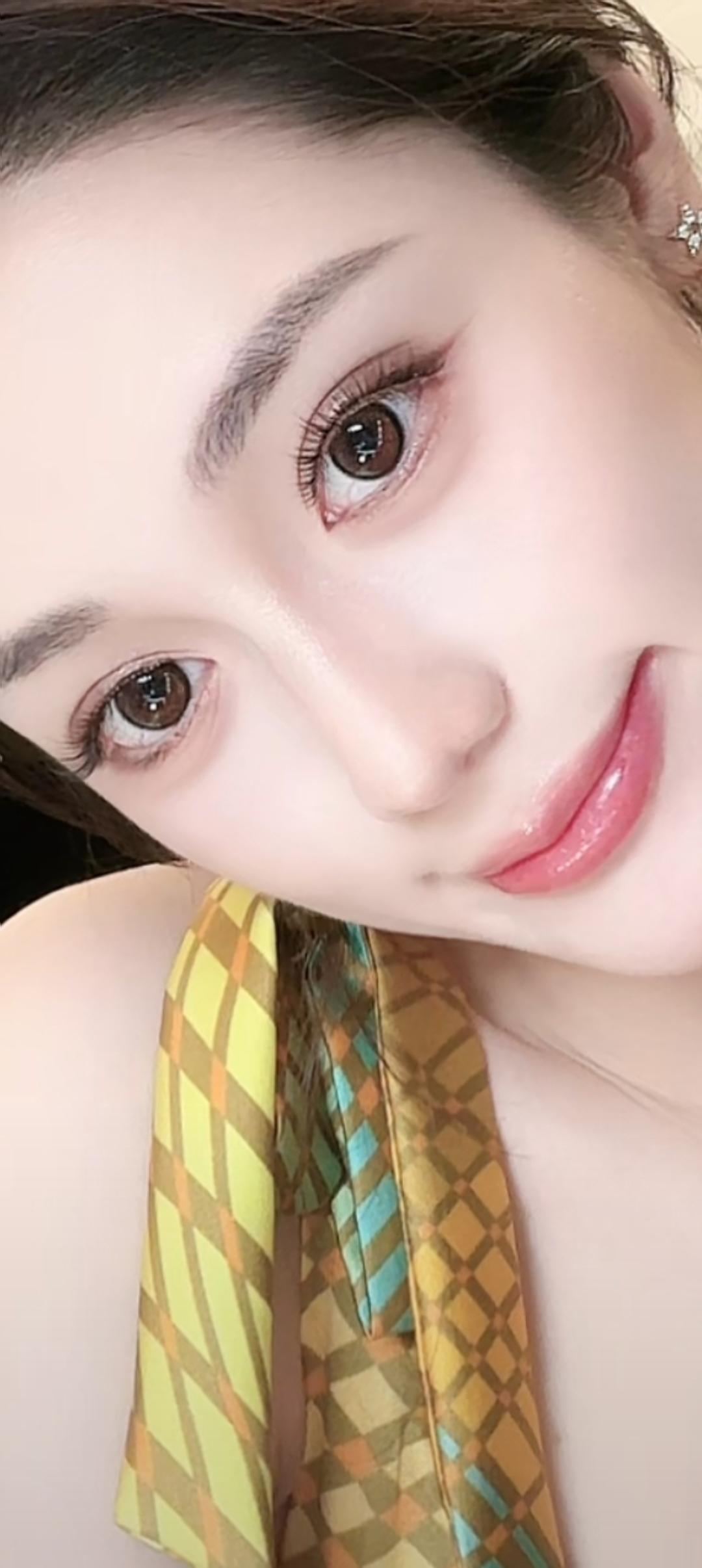 微笑女孩，穿着格子衣服，可爱又迷人。