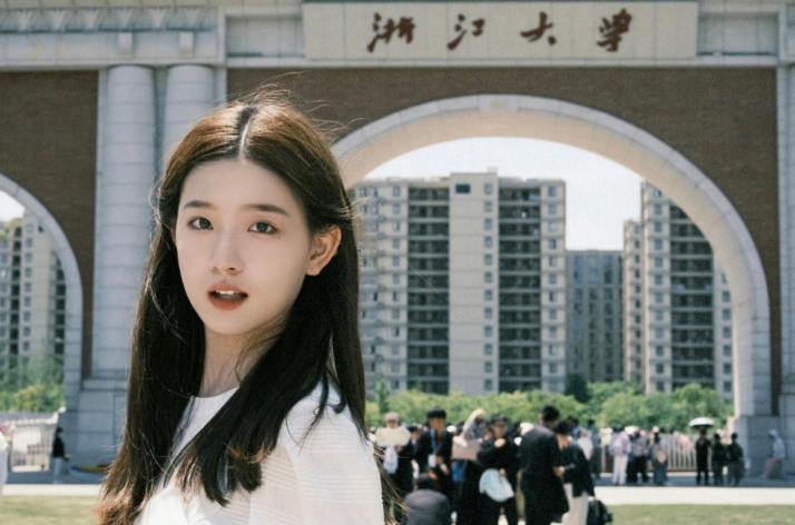 #孟羽童回应被董明珠怒斥# 孟羽童利用公司提供的资源来为自己赚取知名度并进行带货