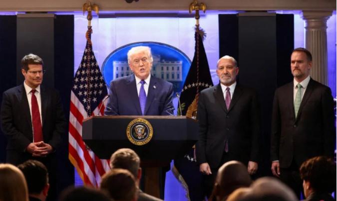 特朗普今天谈关税，再次拿中国说事：“我们几乎被世界上每一个国家薅羊毛、占便宜。他