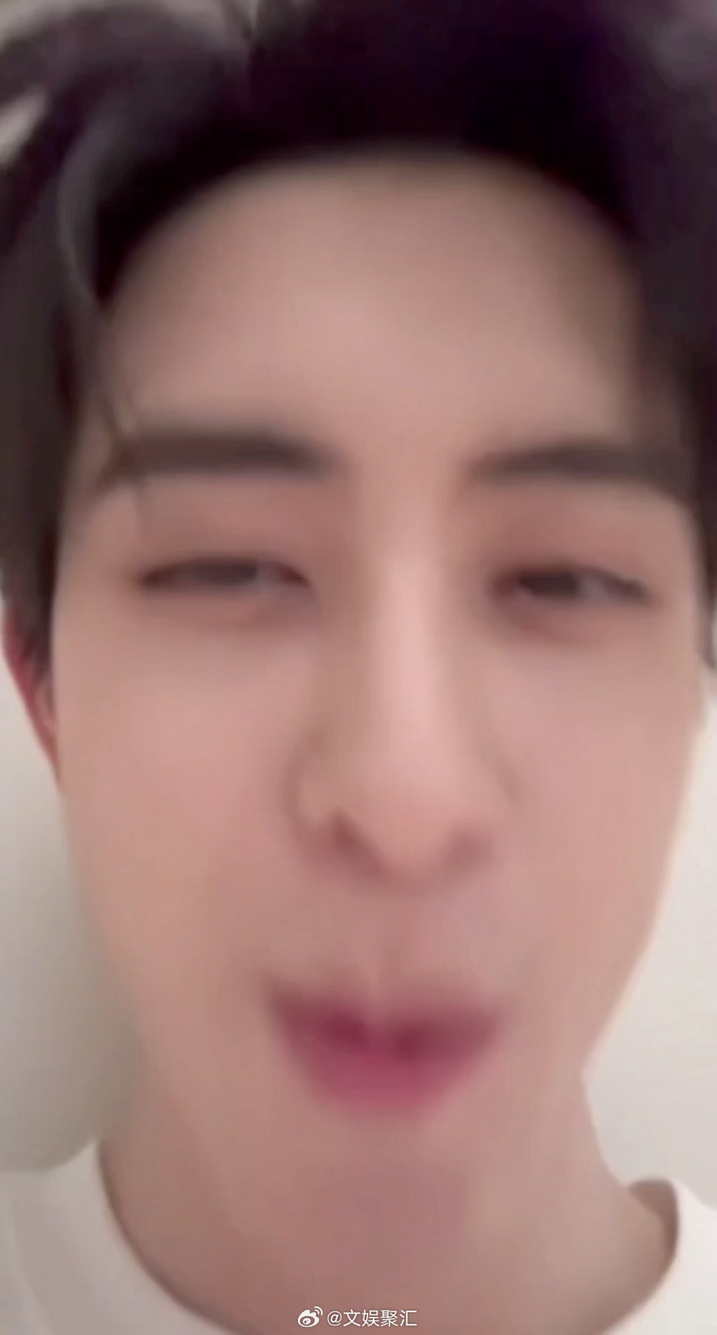 敖瑞鹏抛媚眼给我看敖瑞鹏怼脸玩抽象 被小敖的眉毛圈粉！怼脸玩抽象超有梗，颜值依旧