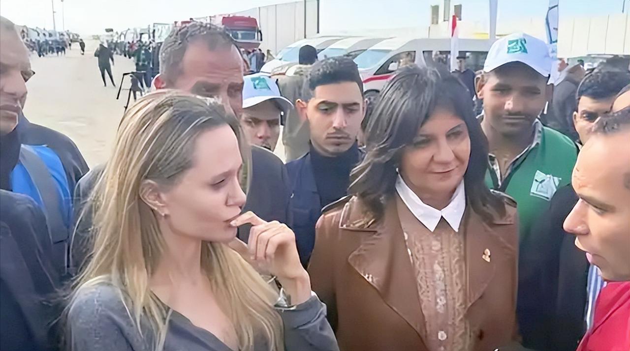 别被明星作秀骗了！新年第二天美国女星朱莉现身加沙边境，说是要看看加沙的援助物资能