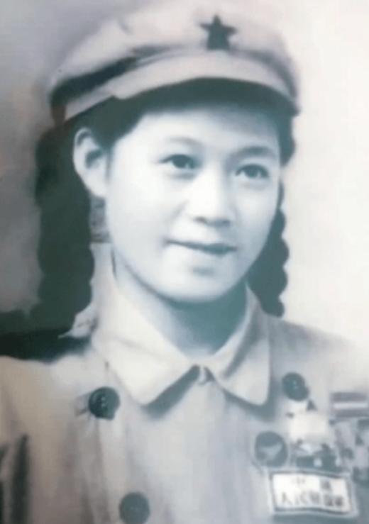 1952年，上甘岭战役中，16岁的护士王清珍发现一名战士正痛苦呻吟，因无法自主排