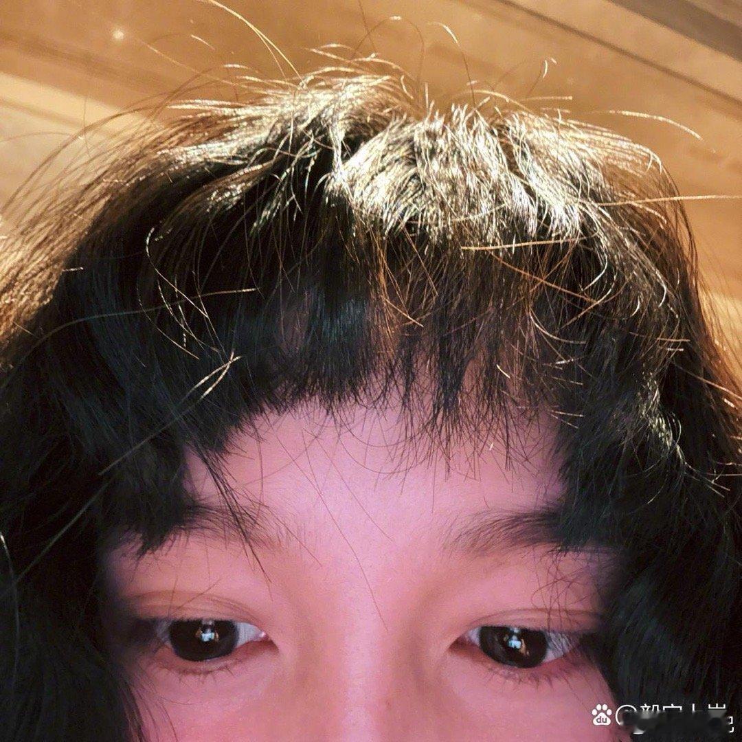 关晓彤新剪的短发，真是又摩登又可爱 ​​​