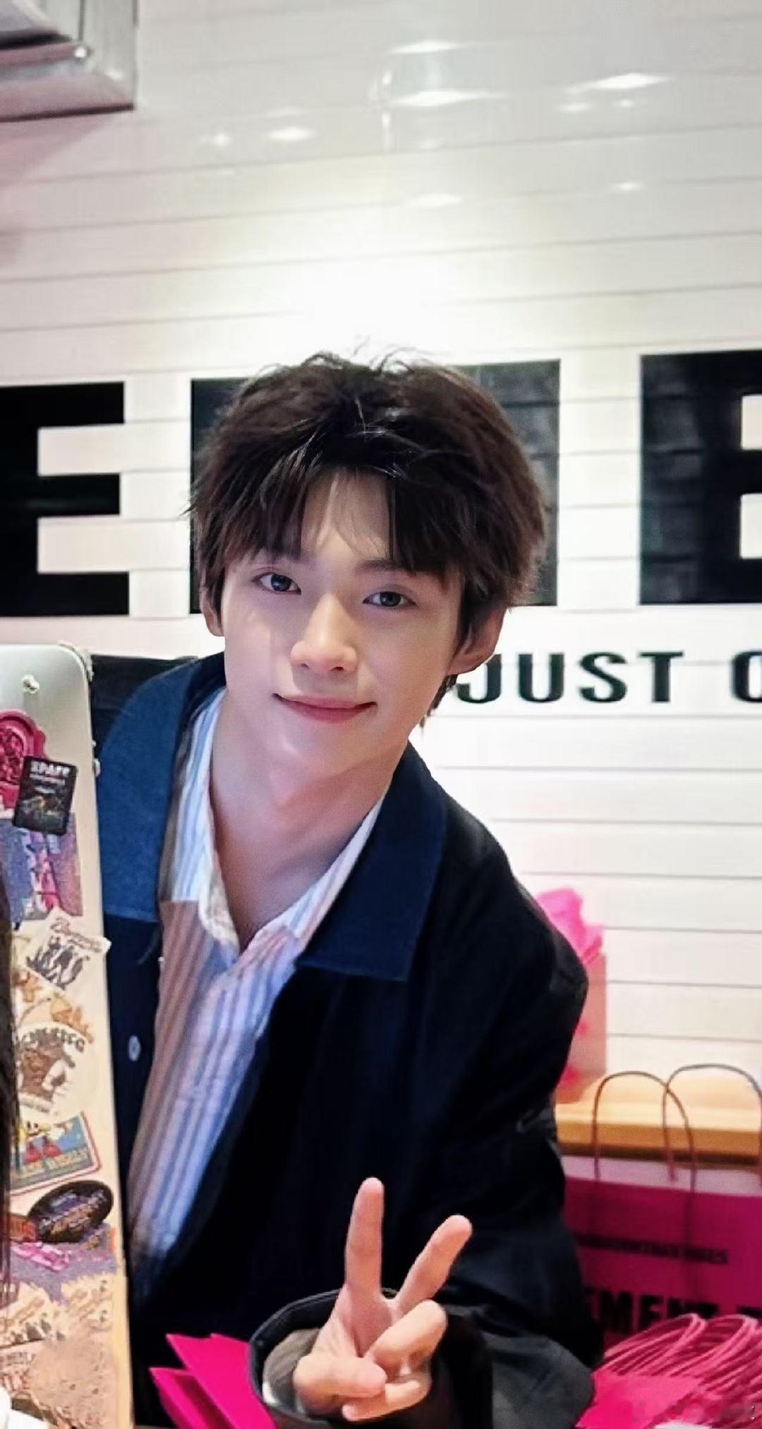 周柯宇哥哥做过收银员上次做过收银员的艺人还是梓渝合伙人 盘点内娱收银员艺人，梓渝