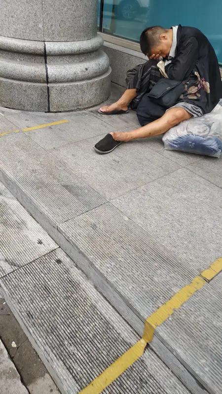 网络上卖惨卖可怜的人真让人无语。有些博主编造亲情悬疑、家庭伦理等悲惨故事，就是为