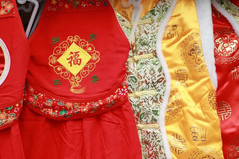 节日盛装承民俗，
胭脂银饰美红颜。
平凡质朴照日常，
生活肯苦素颜毅。
民族大同