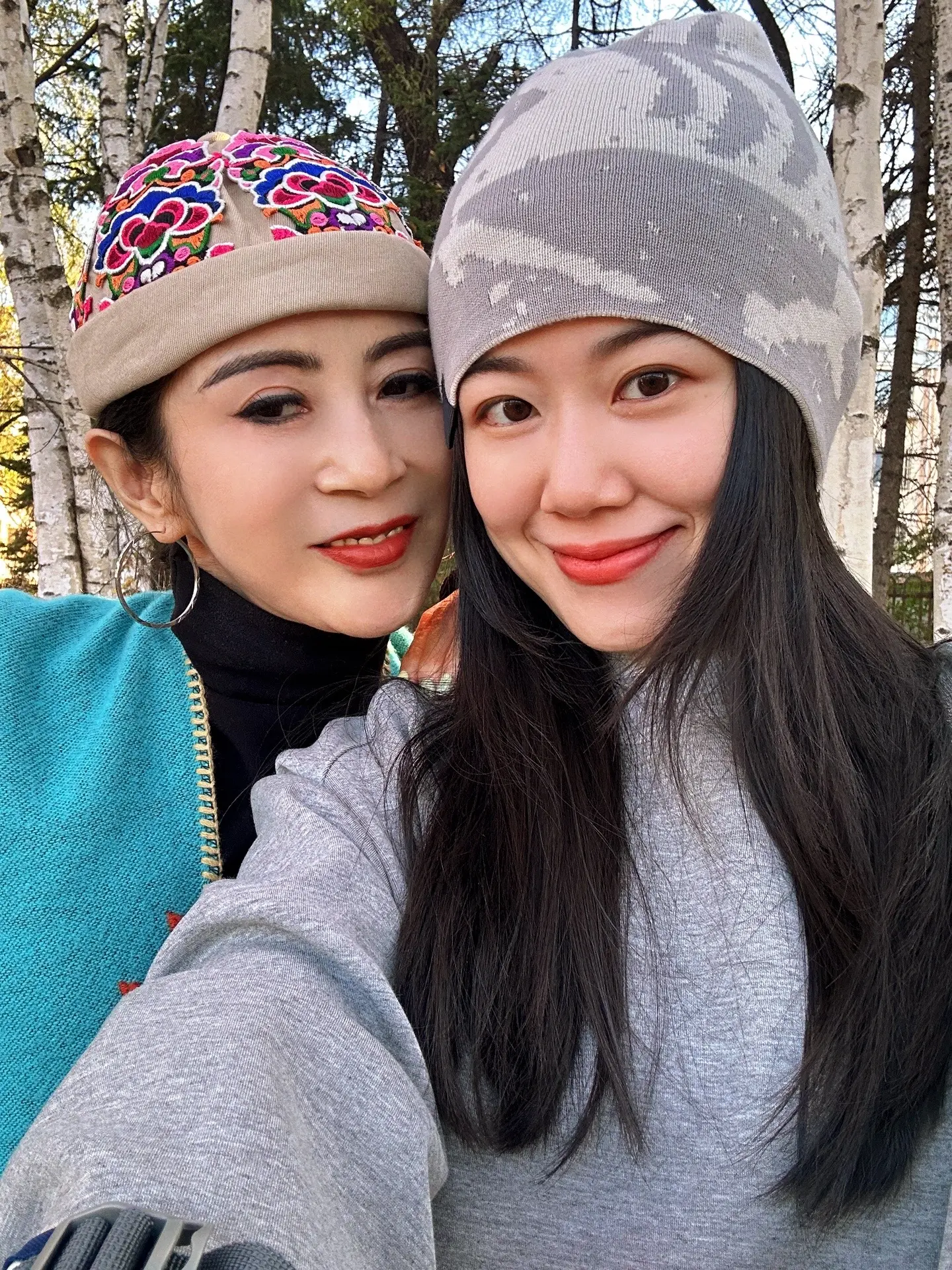 下午陪妈妈开心一下，抓住秋天的尾巴给她拍好看的照片👩‍❤️‍💋‍?...