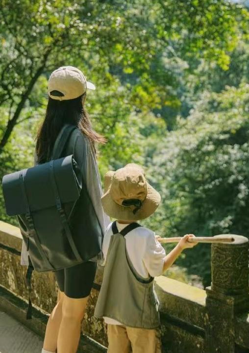 湖北一名女子17岁时和一名52岁的已婚男子产生纠葛，短暂相处后对方为回归家庭彻底