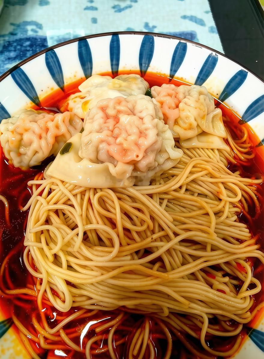 早餐：汤面+虾仁馄饨。用我们刚自制的特辣油辣椒做了碗饺面，辣度超过我们家的原有所