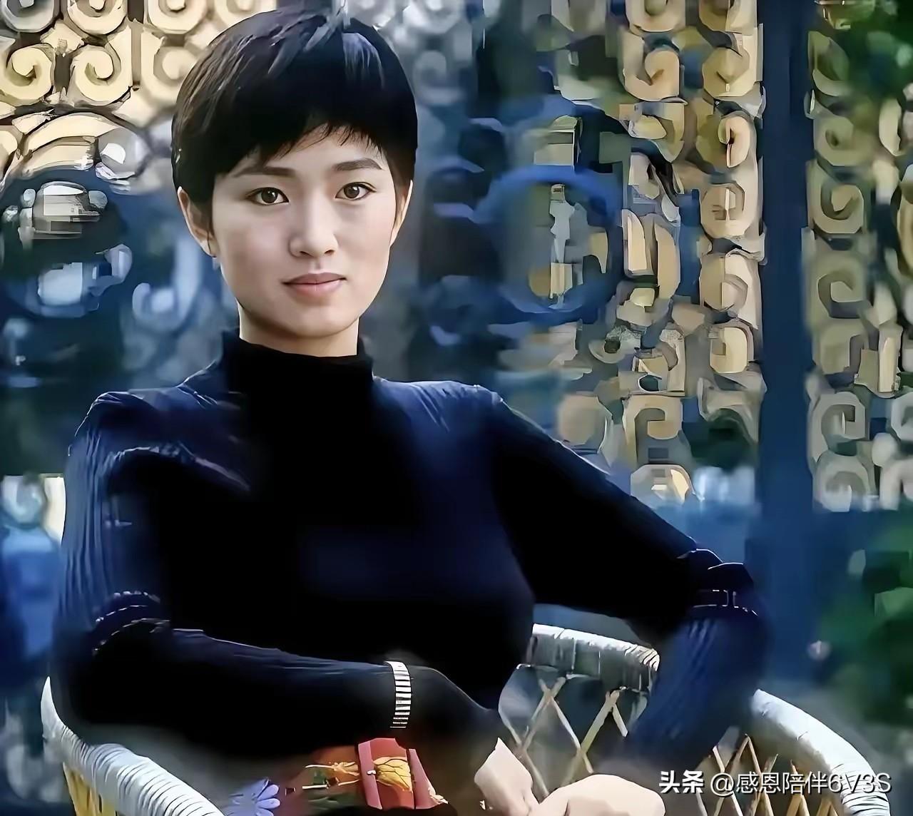 九十年代巩俐海外写真曝光，利落短发搭配修身黑色针织裙，一条民族刺绣腰带点亮整体造