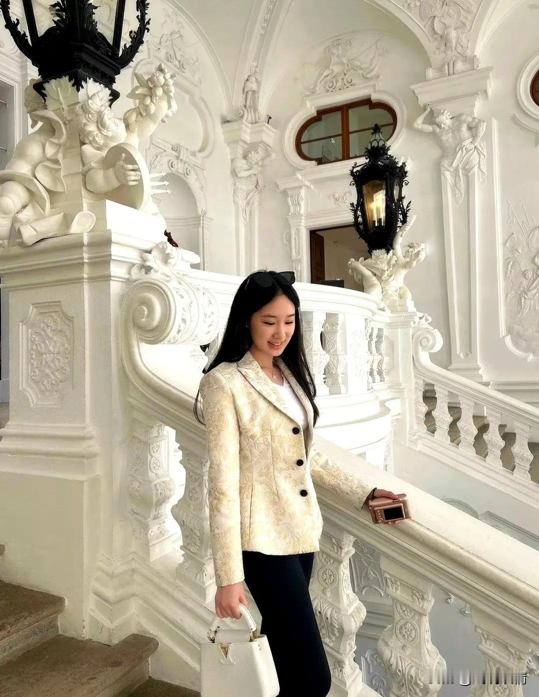 赵文卓大女儿近照好美！
5月22日，赵文卓大女儿玫瑰晒出一组近照。照片中的她身穿