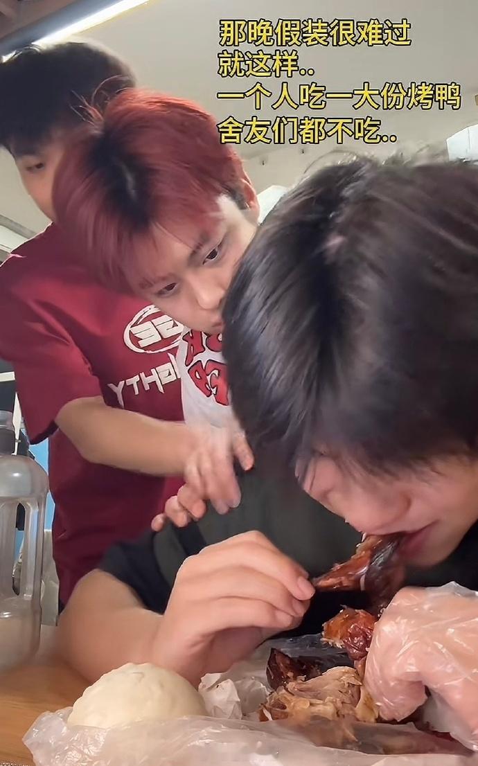 真的没有体面一点的护食方式了吗哈哈哈哈 ​​​