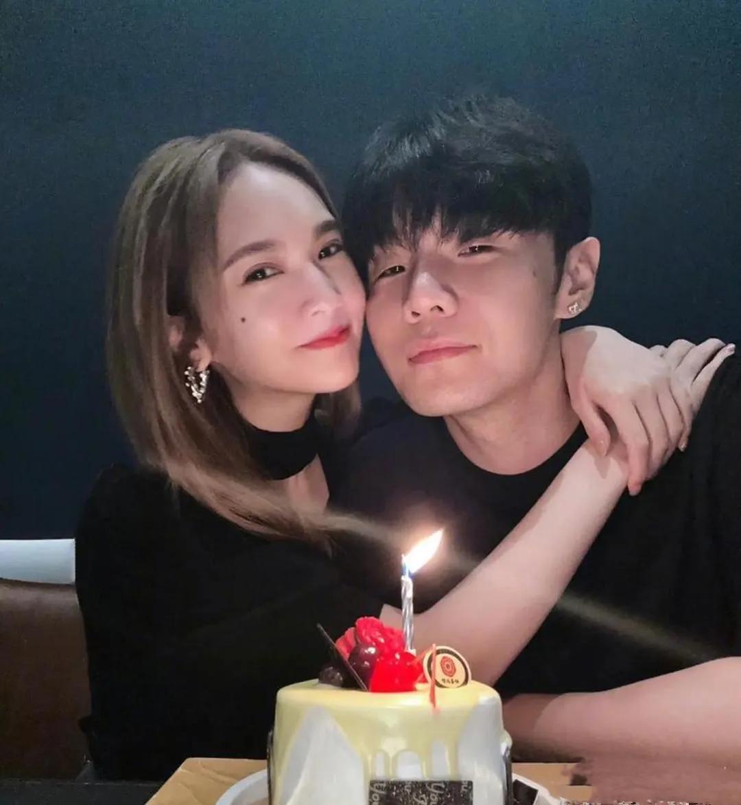 杨丞琳李荣浩深夜撒糖！甜哭网友！

7月11日零点，杨丞琳卡点为老公李荣浩庆生！