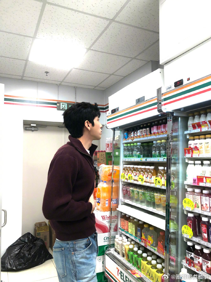 井柏然在便利店出片井柏然在便利店出片，女友视角逛超市，胡巴妈越来越帅了井柏然女友