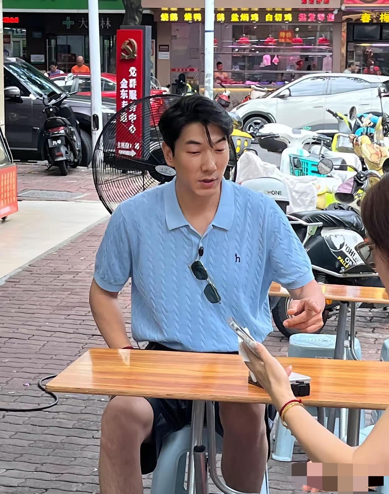 这么大的明星，也在路边摊吃饭真接地气