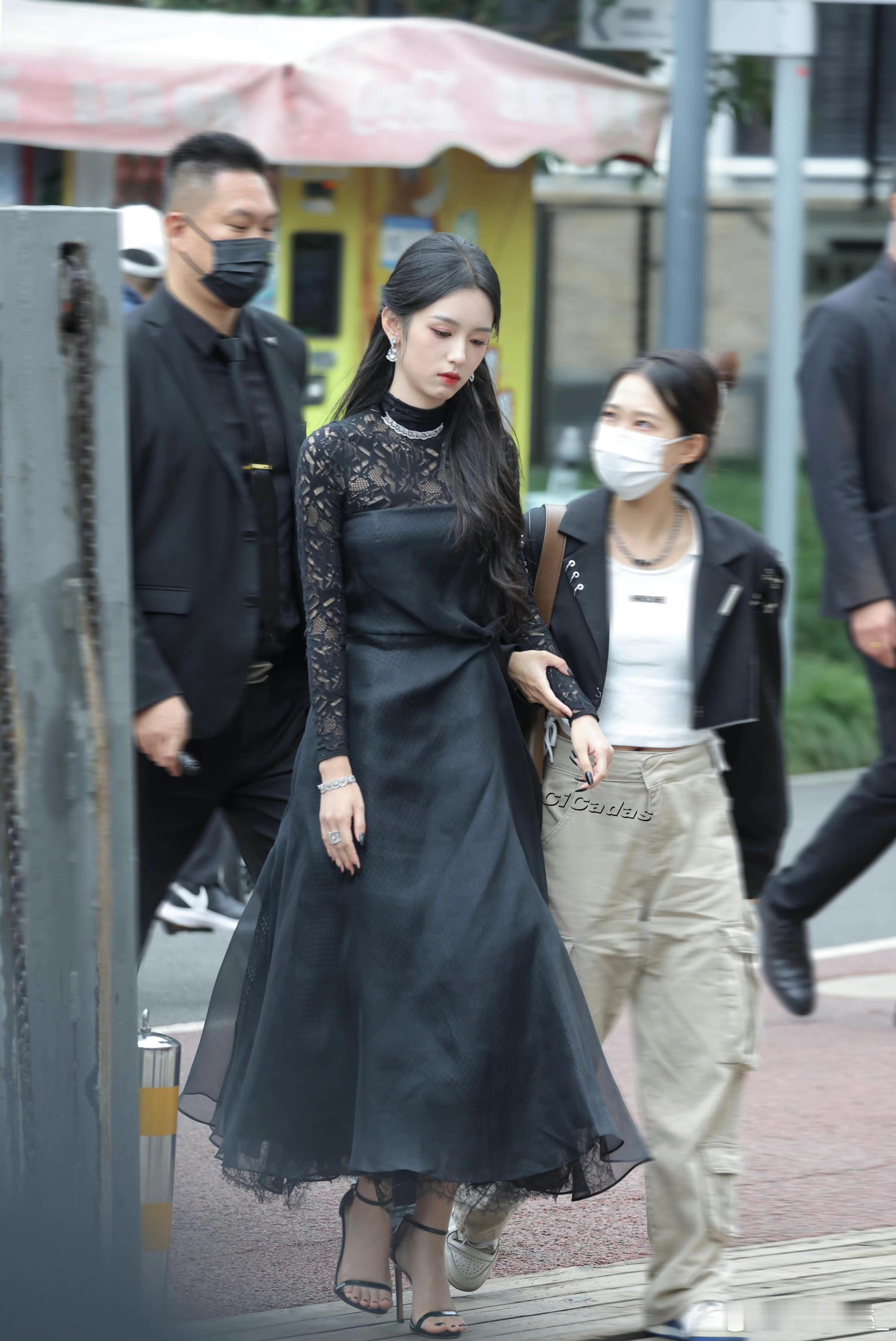 周也蓝色公主裙生日大片周也穿黑色简直是冷美人的模子