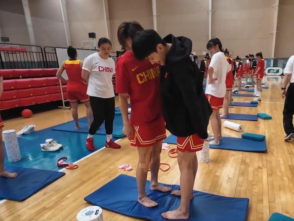 杨舒予采访好笑又好哭 杨舒予接受央视采访，谈到自己平时主动进行健康管理，她笑着指