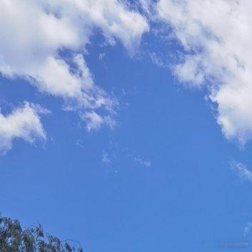 关于害怕未来你总在担心。担心工作不稳定，担心身体会出问题，担心父母老得太快，担心