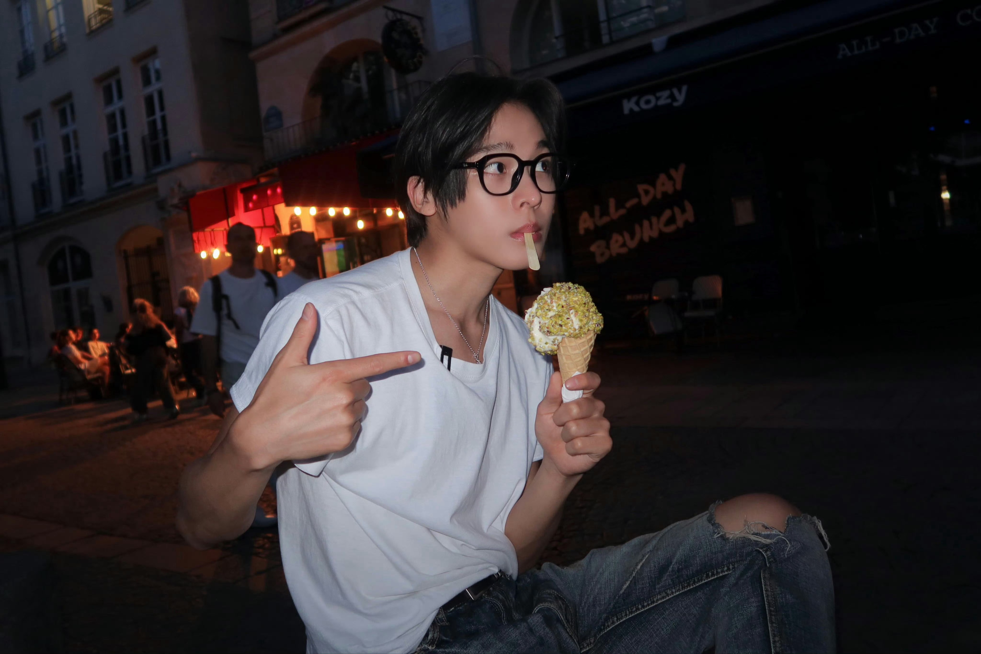 0000少年气，是历经千帆举重若轻的沉淀，也是乐观淡然笑对生活的豁达。看得见多远
