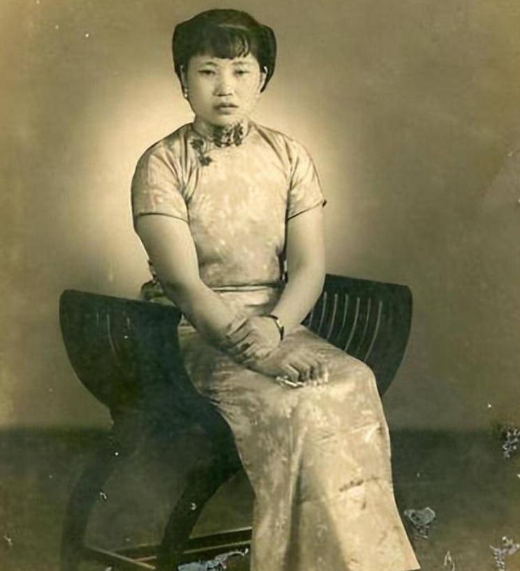 1961年，如花似玉的马月兰被迫嫁给了亲伯父马步芳，岂料没过多久，马步芳竟把主意