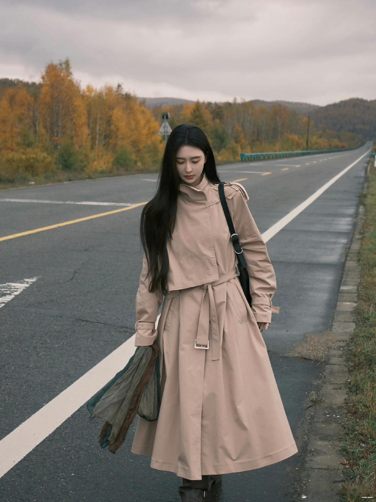 秋日漫步，长风衣与落叶相伴