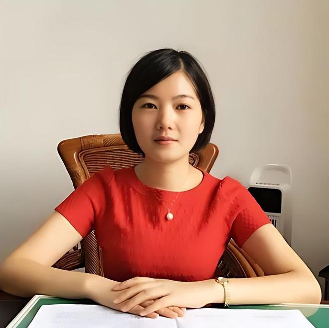 李佩霞一审宣判了，入狱三年，罚款20万，受贿财物予以追缴。 
非法收受财物165