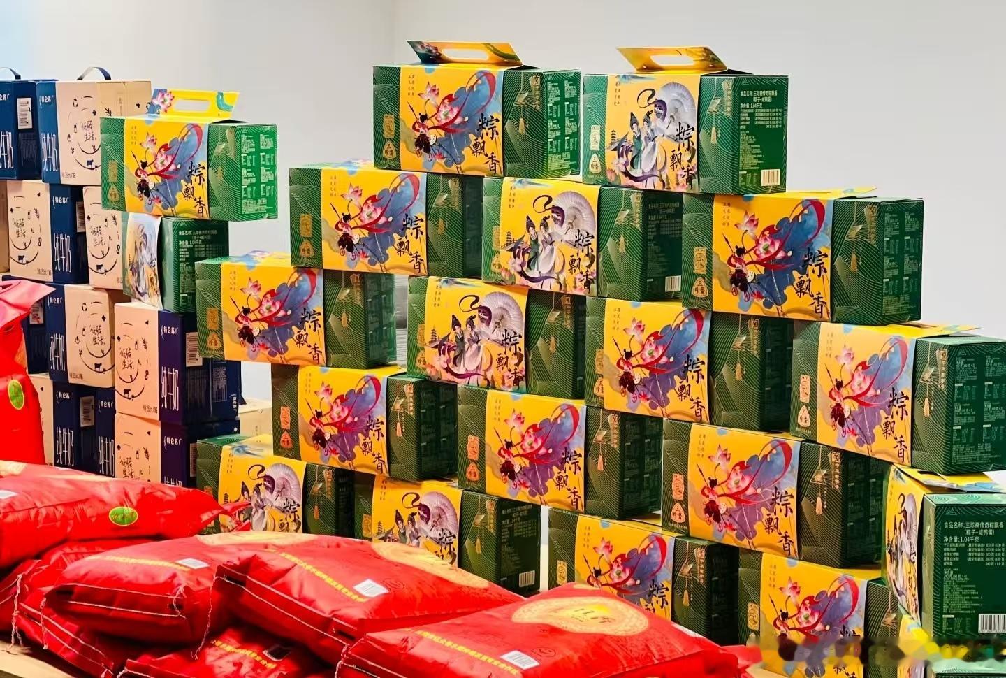 各位上午好，刚对接完新学员耽误片刻，给伙伴们准备的节日礼品也才到齐，来迟致歉！端